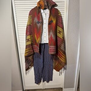 Poncho hooded toggle button closure Os